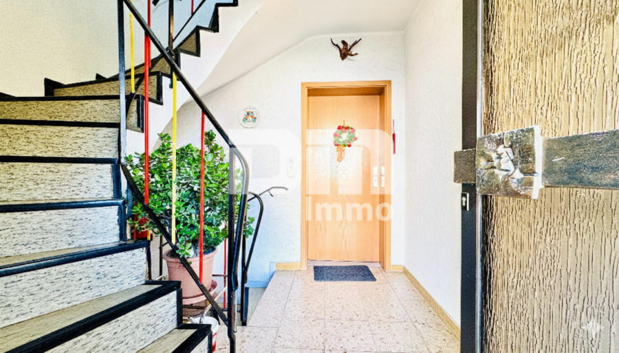 Kompakte Dreizimmer DG Wohnung in gepflegtem Dreifamilienhaus in gesuchter Lage - Haupteingang Treppenhaus